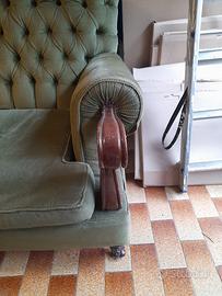 Divano 3 posti velluto verde.