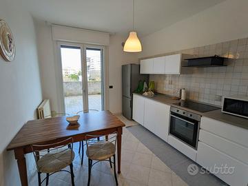 Ampio terrazzo, 2 camere vicino al mare