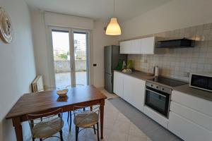 Ampio terrazzo, 2 camere vicino al mare