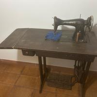 Macchina da cucire Singer antica