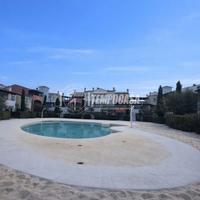 Appartamento con terrazzo vista piscina in residen
