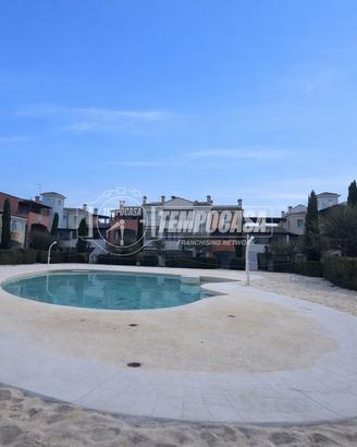 Appartamento con terrazzo vista piscina in residen
