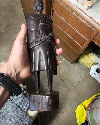 statuetta africana artigianale intagliata a mano