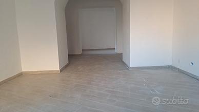 Sant'Elia Centro: Locale 90mq con 3 Vetrine