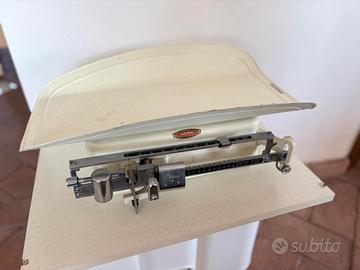 Bilancia pesaneonato vintage