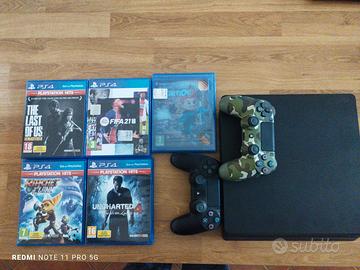 Ps4 slim con 2 joystick e 5 giochi. 