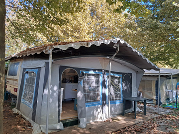 Roulotte con veranda arredata