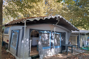 Roulotte con veranda arredata