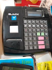 cassa, fotocopiatrice e scaffali