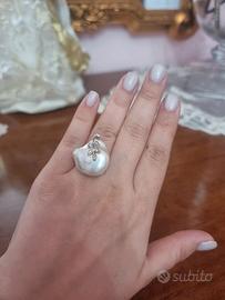 Anello oro bianco 18kt, perla barocca e diamanti