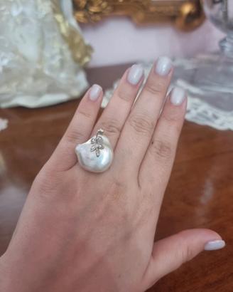 Anello oro bianco 18kt, perla barocca e diamanti