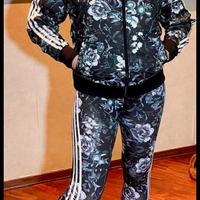 tuta sportiva con fiori blu Adidas