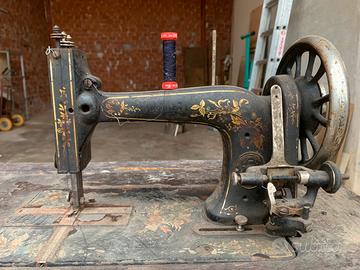 Macchina da cucire Singer completa di supporto