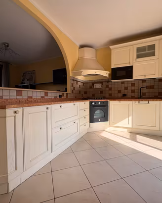 Cucina Berloni con marmo rosso Verona+elettrodomes