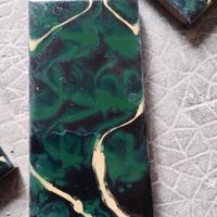 Piastrelline Naif fondo verde scuro