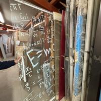 Vetrata trasparente con formule fisiche