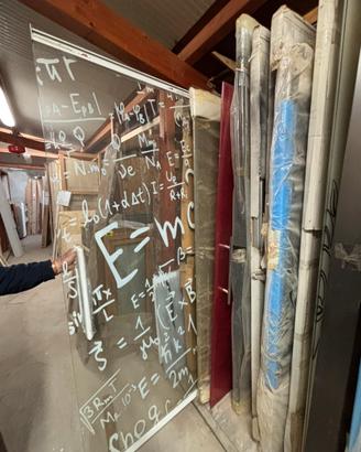 Vetrata trasparente con formule fisiche