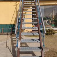 SCALA CON GRADINI IN GRIGLIATO ZINCATI larga 80 cm