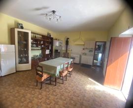 Casa in campagna più terreno adiacente