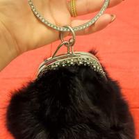 Borsetta pelo nero manico anello tempestato pietre