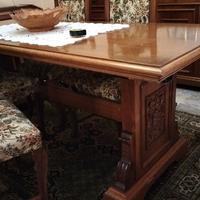 Tavolo da pranzo in legno con sedie intarsiate