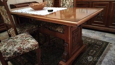 Tavolo da pranzo in legno con sedie intarsiate