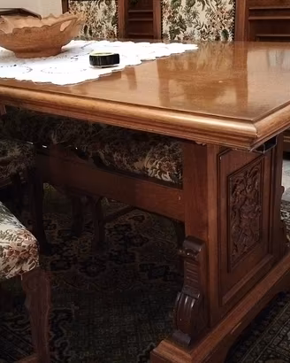 Tavolo da pranzo in legno con sedie intarsiate