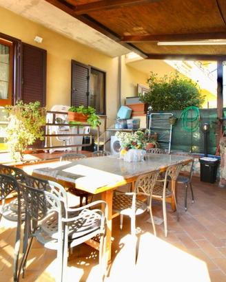 VILLA A SCHIERA CENTRALE A MONSUMMANO TERME