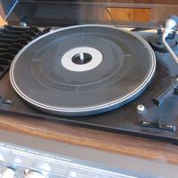Giradischi per vinile con radio e lettore cassette
