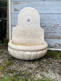 fontana bianca a parete per esterno