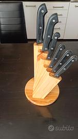 Ceppo in legno con sei coltelli 