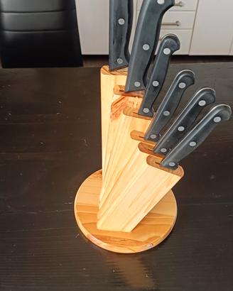 Ceppo in legno con sei coltelli 