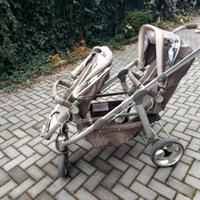 passeggino doppio e un passeggino con poggiapiedi 