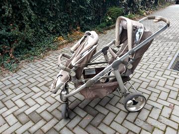 passeggino doppio e un passeggino con poggiapiedi 
