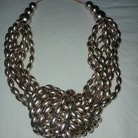 Originale collana annodata in plastica leggera