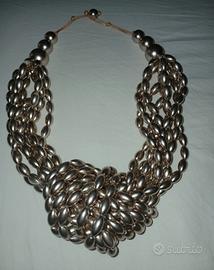 Originale collana annodata in plastica leggera