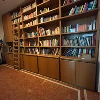 Libreria in legno pregiato con scala