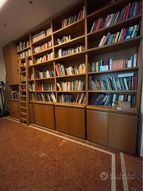 Libreria in legno pregiato con scala