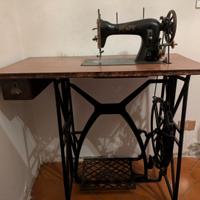 Macchina da cucire d’epoca PFAFF con tavolo