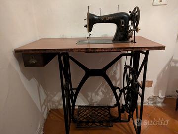 Macchina da cucire d’epoca PFAFF con tavolo