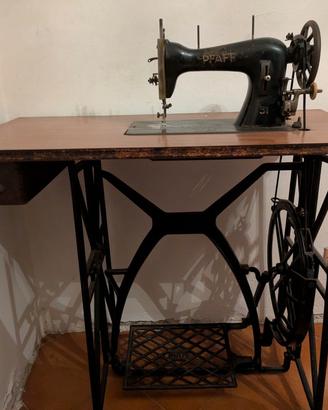 Macchina da cucire d’epoca PFAFF con tavolo