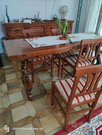 tavolo in legno massiccio con sedie 