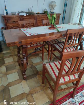 tavolo in legno massiccio con sedie 