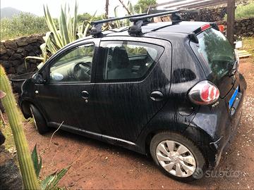 Toyota Aygo 5 porte 2012 con doppio treno di gomme