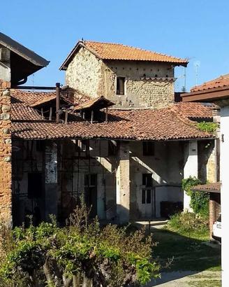 Rustico / Casale di 250 m² con 4 locali e box auto