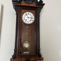 antico orologio a pendolo da parete