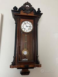 antico orologio a pendolo da parete