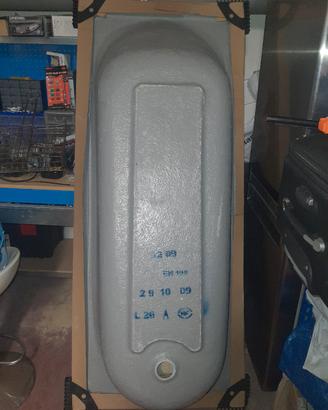 Vasca da bagno nuova ancora nell'imballo