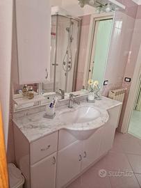 Mobile bagno completo con top in marmo e specchier