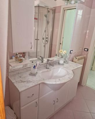 Mobile bagno completo con top in marmo e specchier
